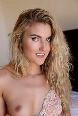 /Chontelle Loves To Spend Time Naked