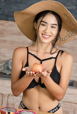 /Kahlisa Let Her Gorgeous Big Breasts Bounce Free